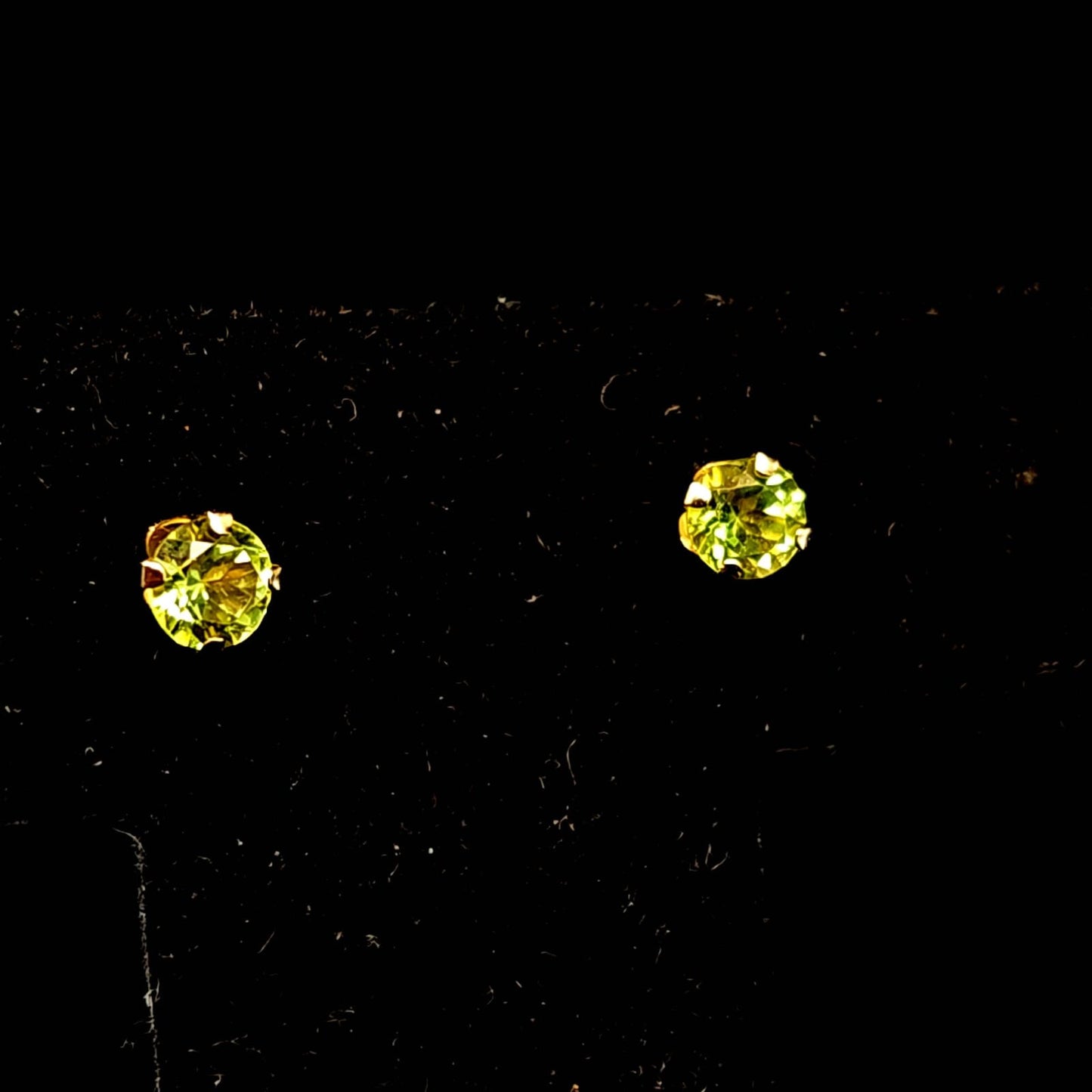 PERIDOT STUD